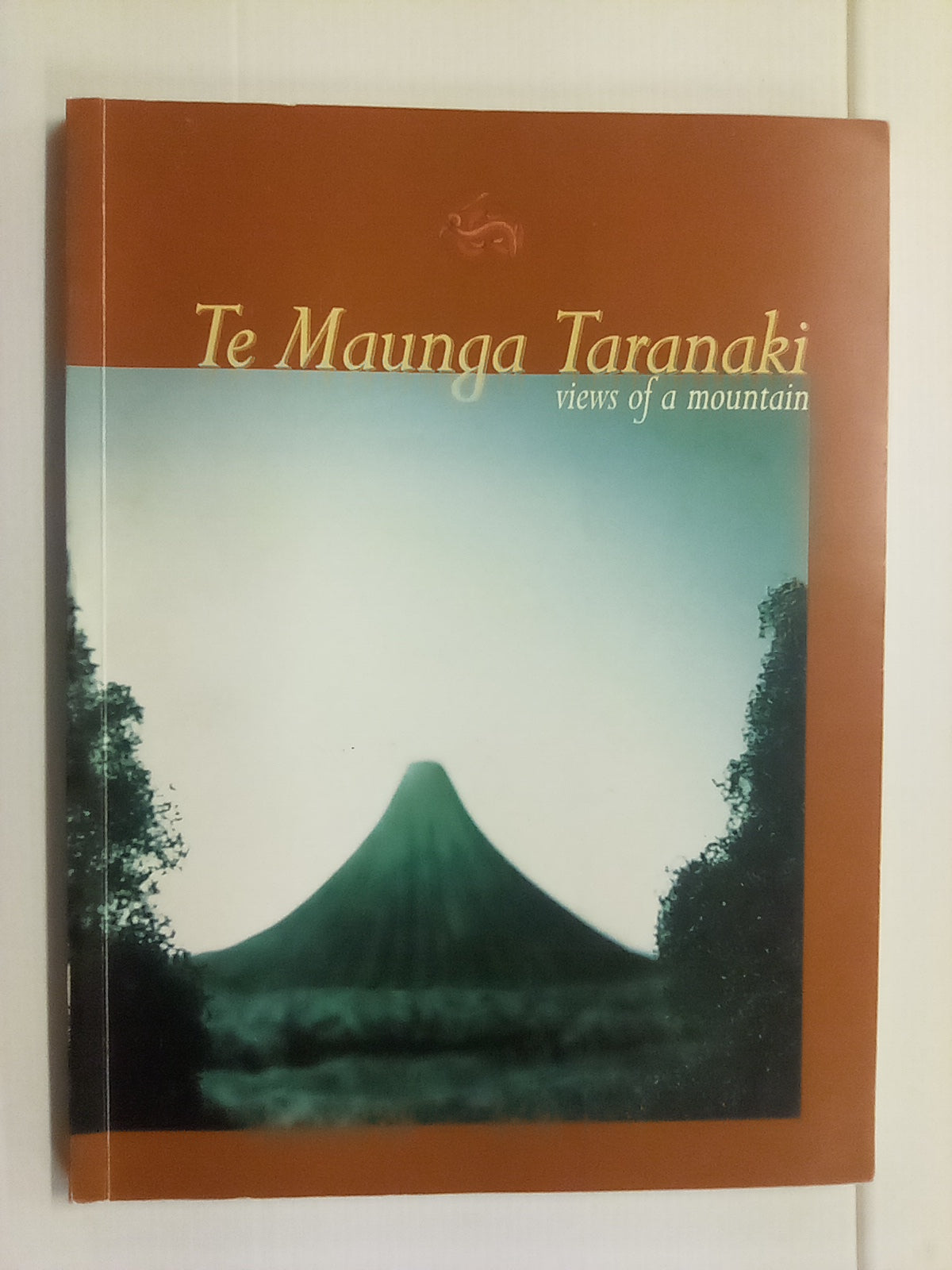 Te Maunga Taranaki - Views of a Mountain (2001)