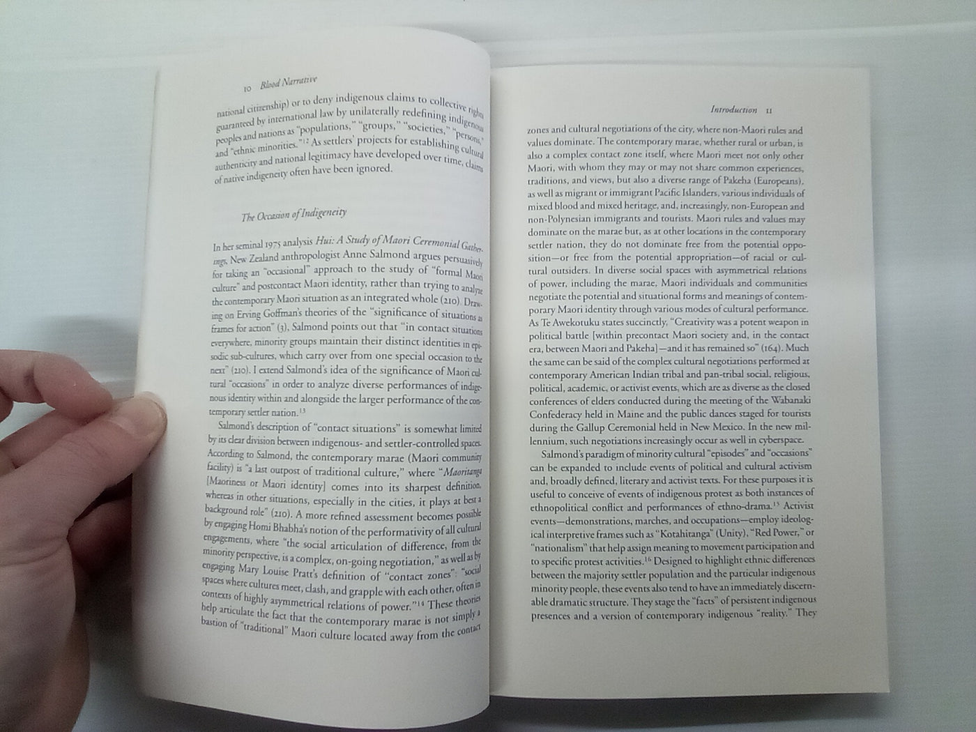 Blood Narrative - Indigenous Identity in American Indian & Māori Literary and Activist Texts by Chadwick Allen