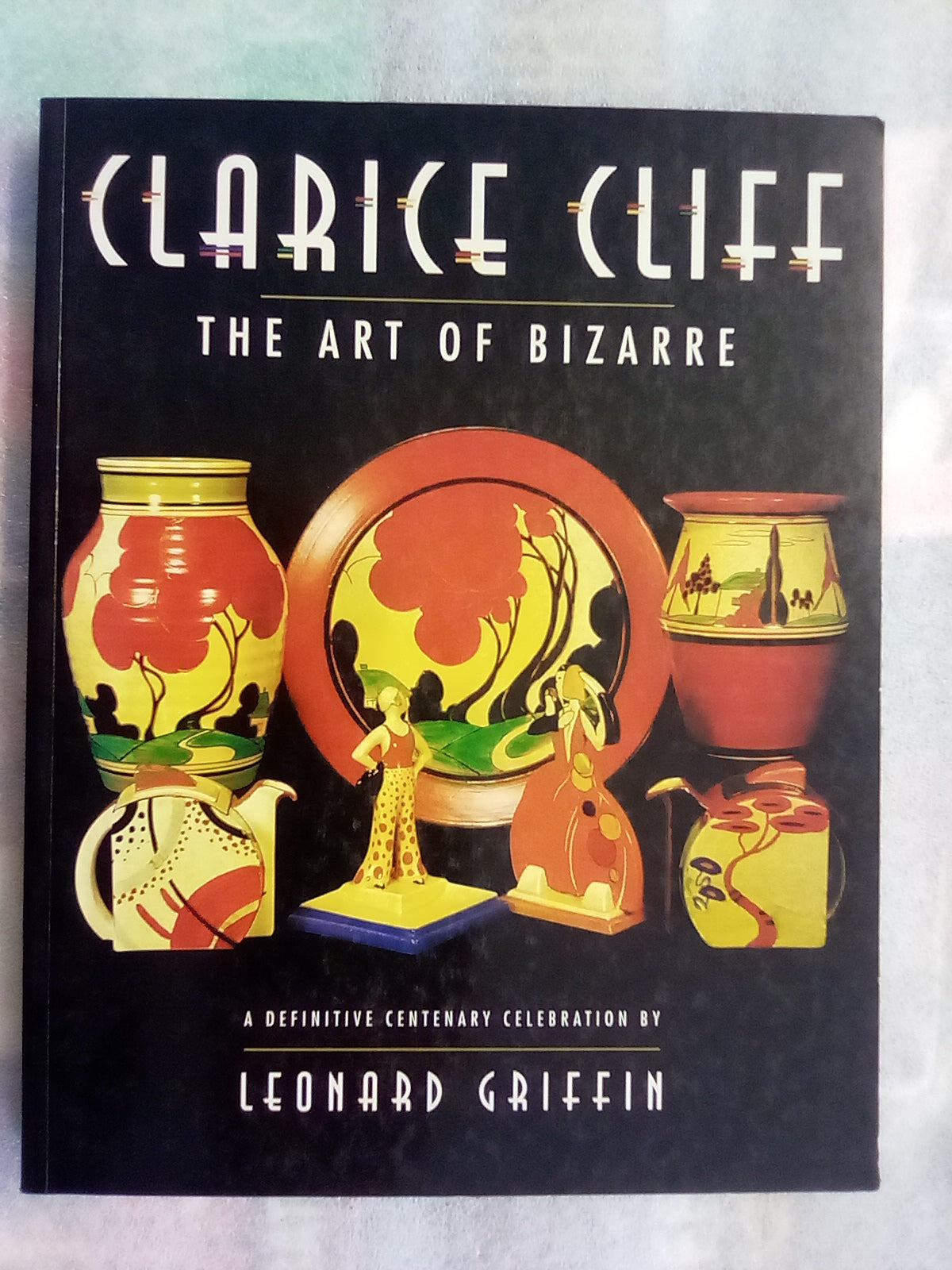 Clarice Cliff - The Art of Bizarre by Leonard Griffin